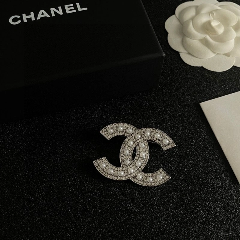 Supportive Chanel Brooches 220310