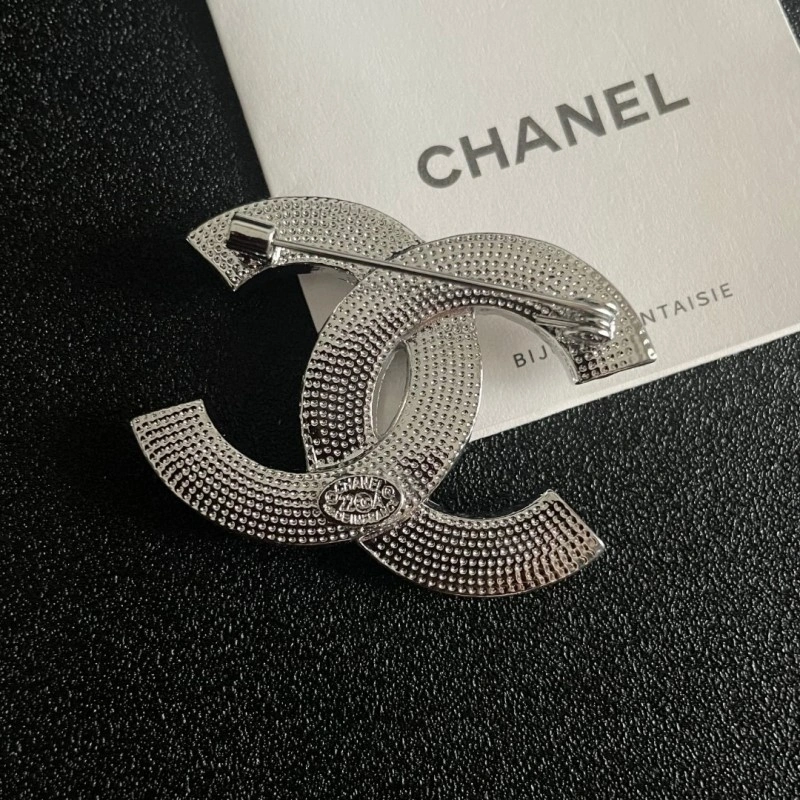 Supportive Chanel Brooches 220310