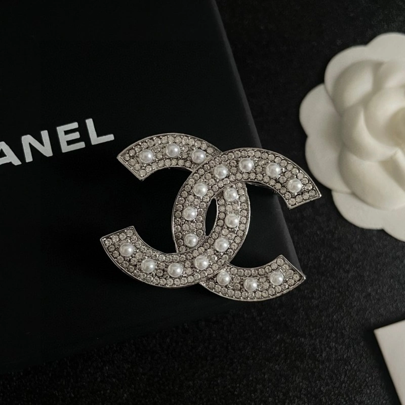 Supportive Chanel Brooches 220310