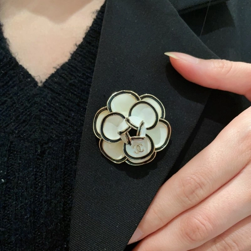 OdorResistant Chanel Brooches 220320