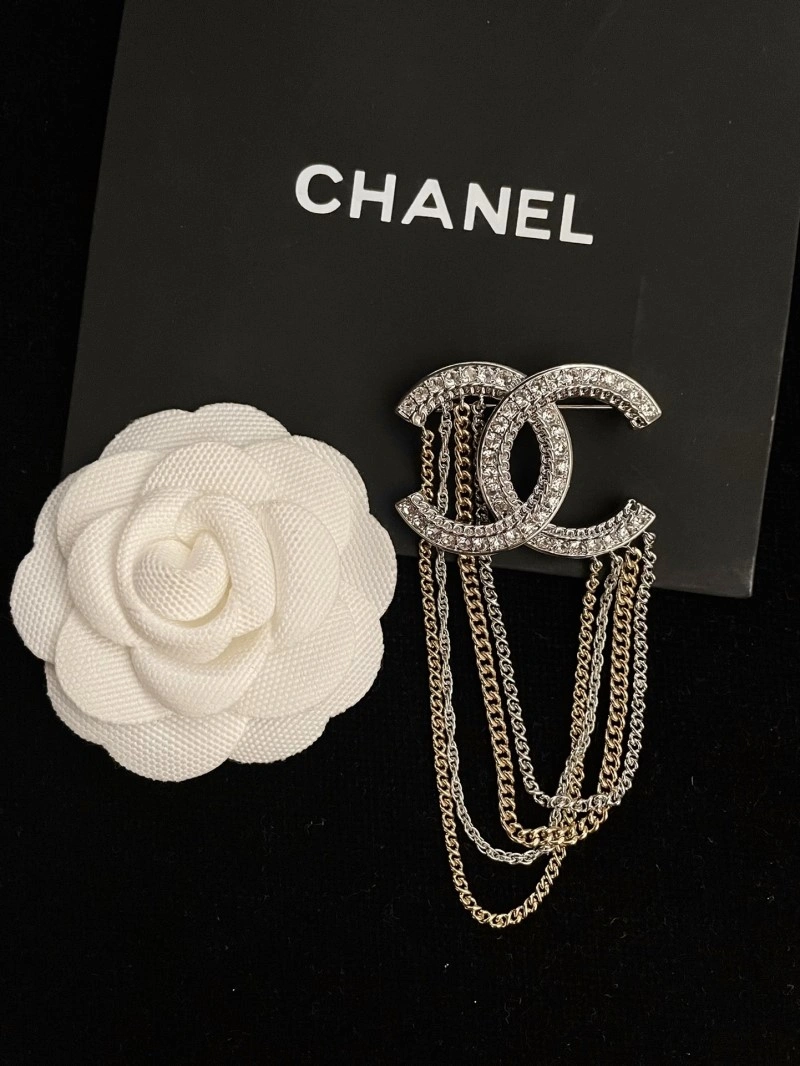 Attractive Chanel Brooches 220316