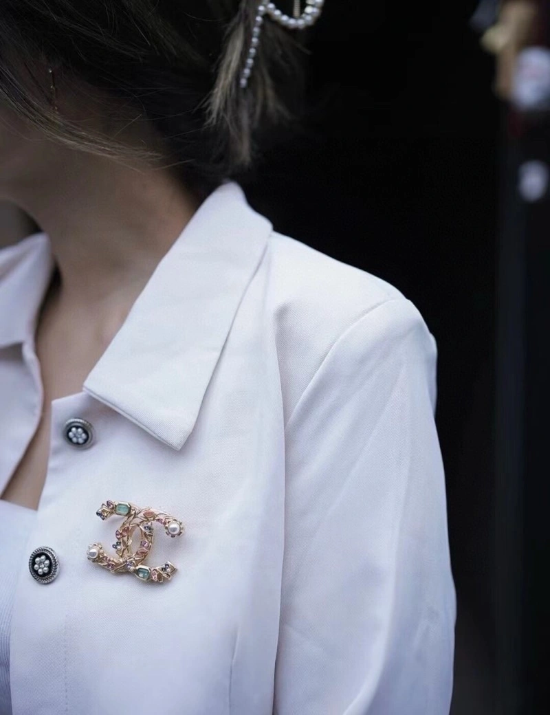 Colorful Chanel Brooches 220308