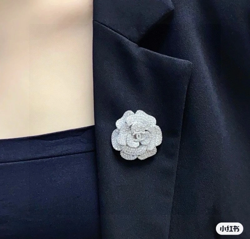 FashionForward Chanel Brooches 220287