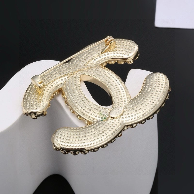 RelaxedFit Chanel Brooches 220436