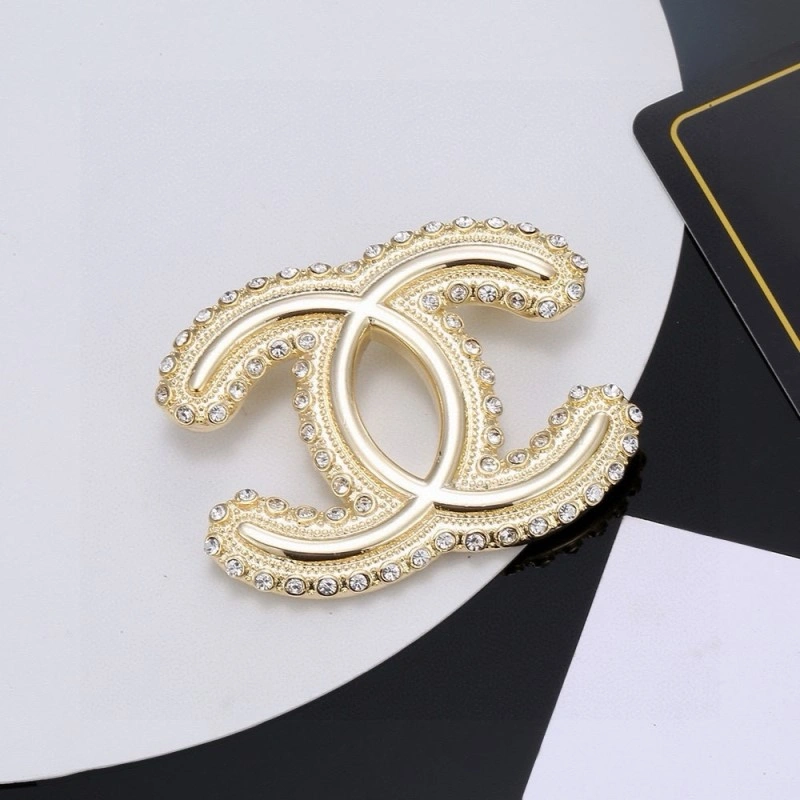 RelaxedFit Chanel Brooches 220436