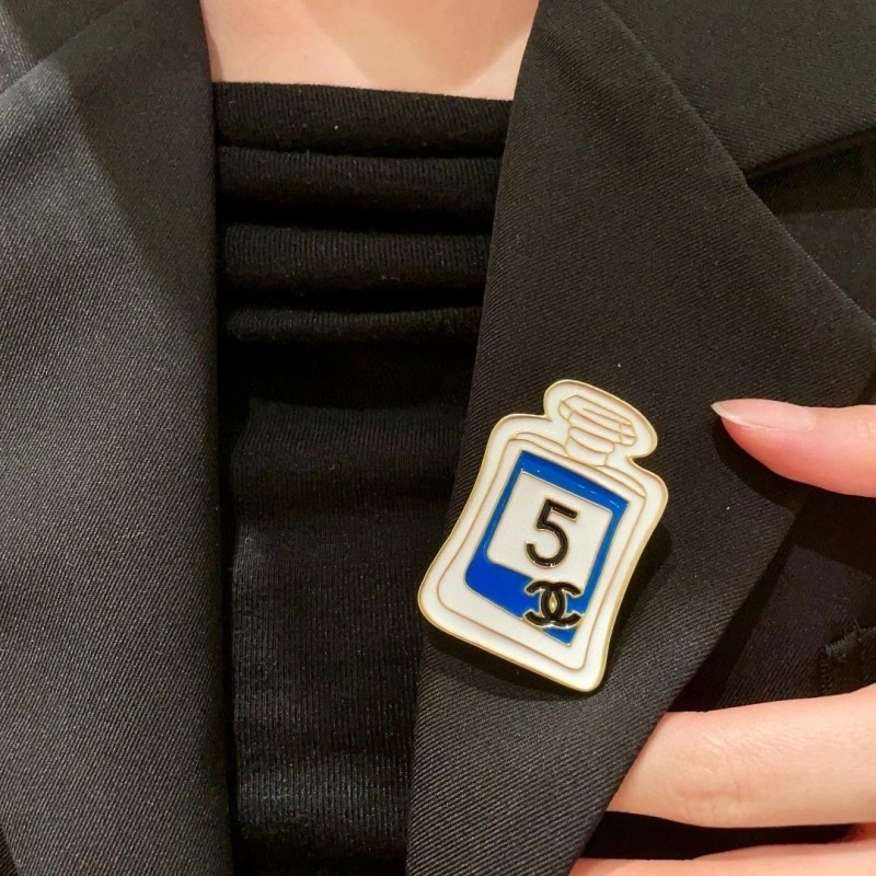 Elegant Chanel Brooches 220293
