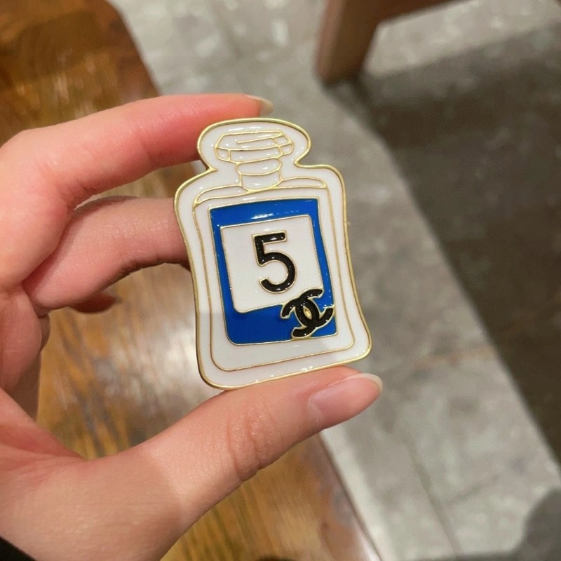 Elegant Chanel Brooches 220293