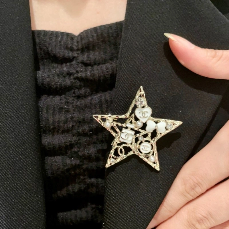 TravelReady Chanel Brooches 220271