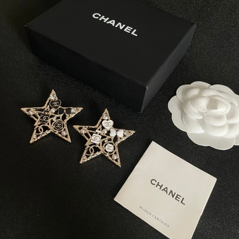 TravelReady Chanel Brooches 220271