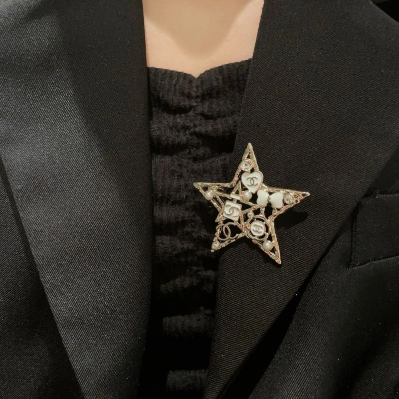 TravelReady Chanel Brooches 220271