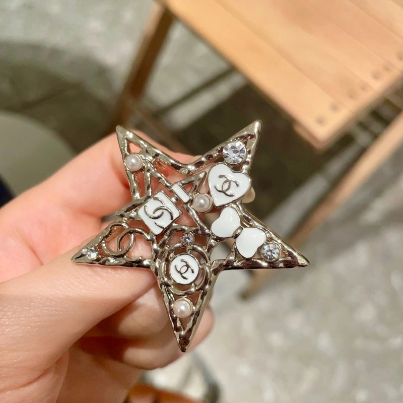TravelReady Chanel Brooches 220271