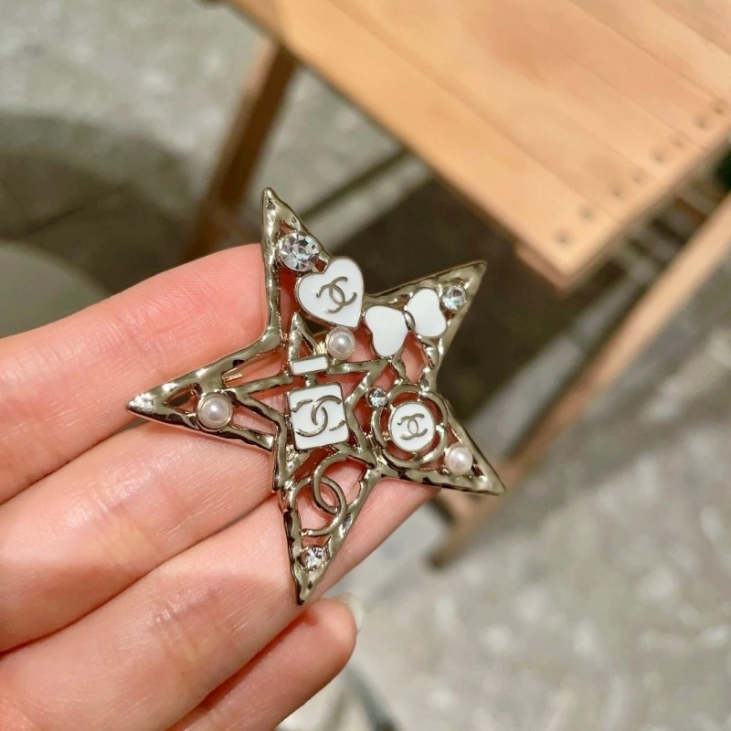 TravelReady Chanel Brooches 220271