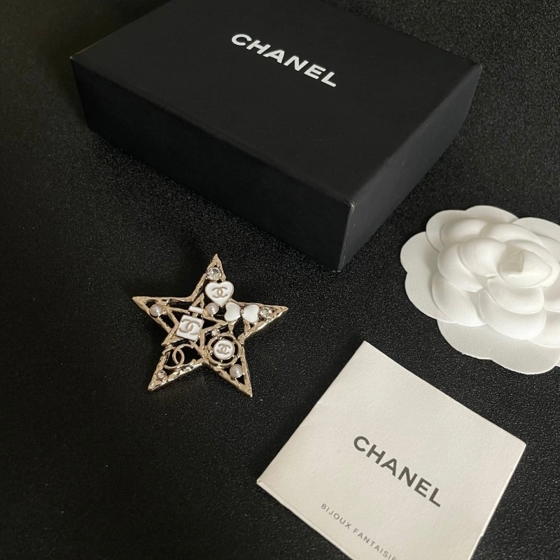 TravelReady Chanel Brooches 220271