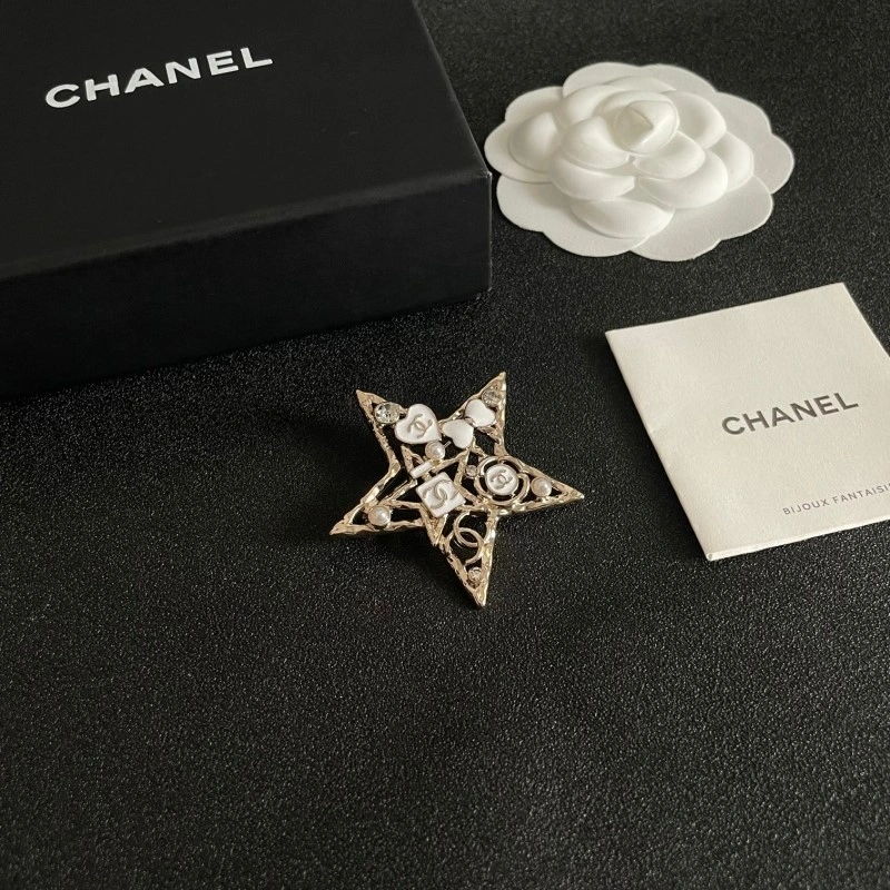 TravelReady Chanel Brooches 220271
