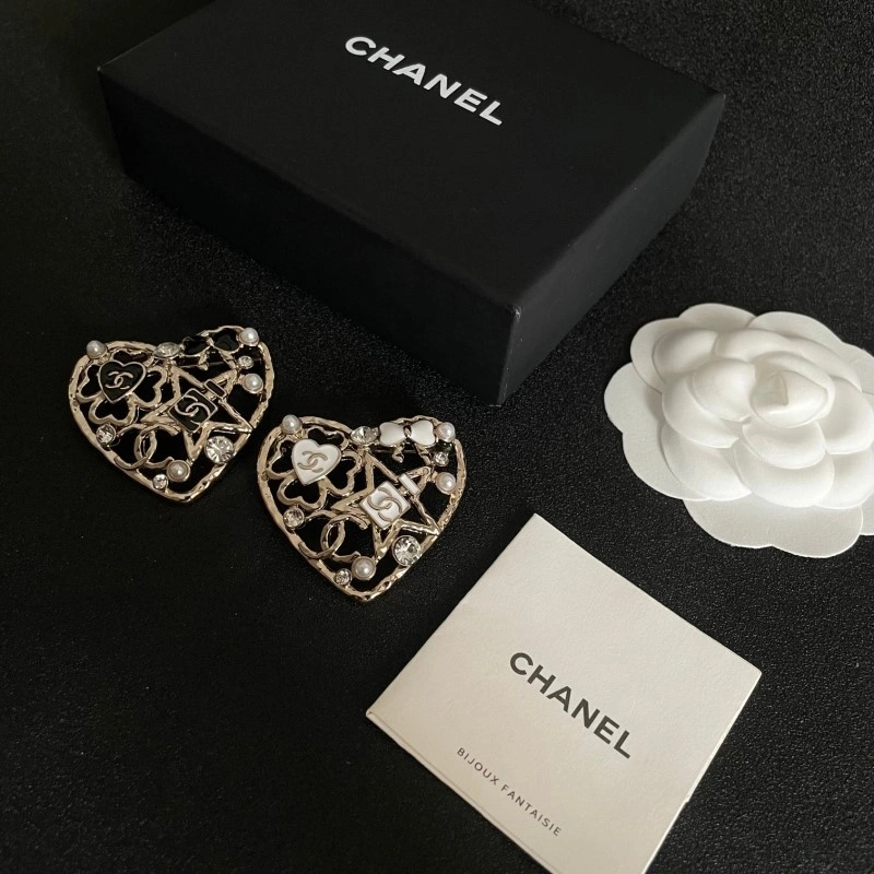 Unique Chanel Brooches 220352