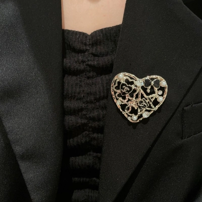 Unique Chanel Brooches 220352
