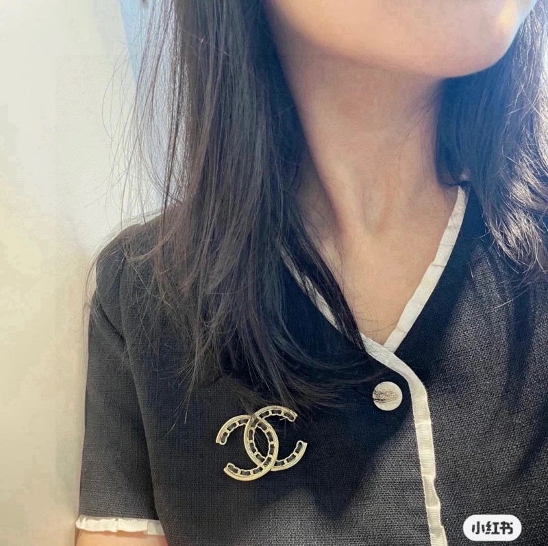 Trendsetting Chanel Brooches 220253