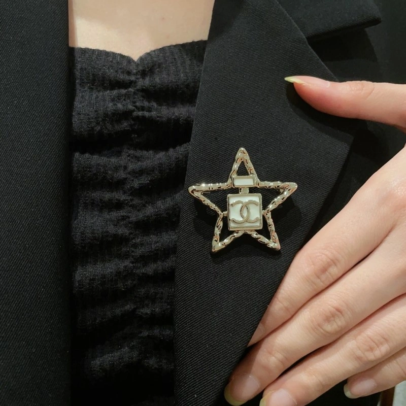 WrinkleFree Chanel Brooches 220247