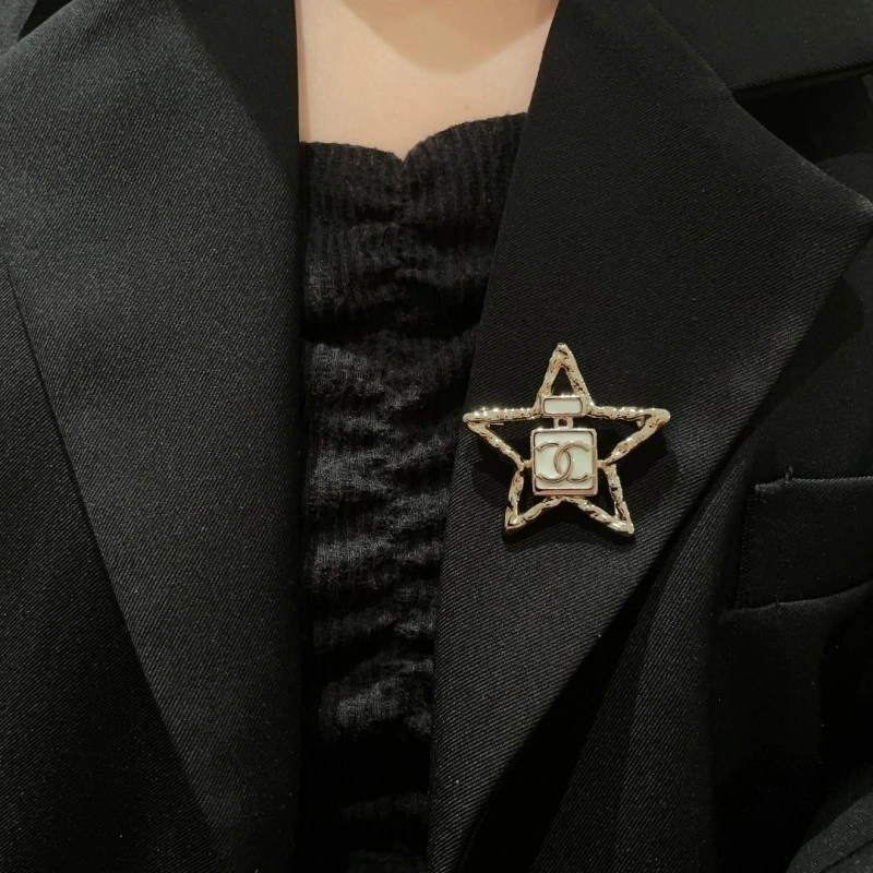 WrinkleFree Chanel Brooches 220247