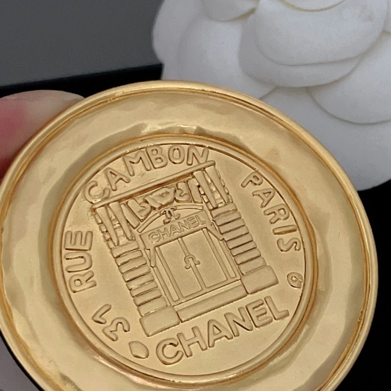Breathable Chanel Brooches 220224