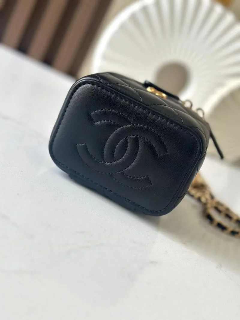 Chanel Cosmetic Bags Resilient 53410