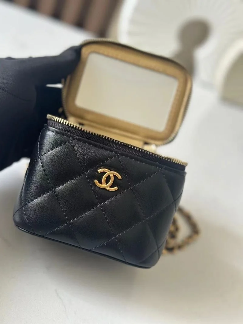 Chanel Cosmetic Bags Resilient 53410