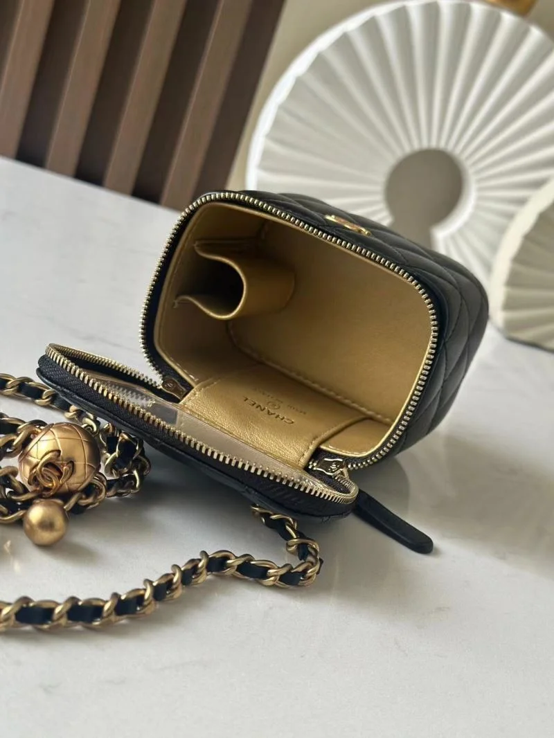 Chanel Cosmetic Bags Resilient 53410