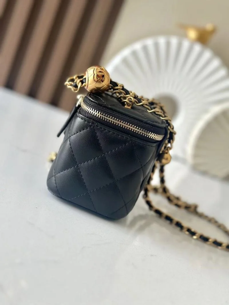 Chanel Cosmetic Bags Resilient 53410