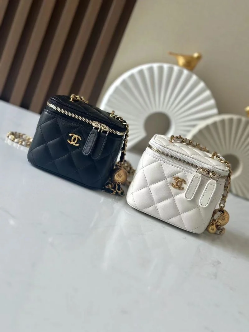 Chanel Cosmetic Bags Resilient 53410