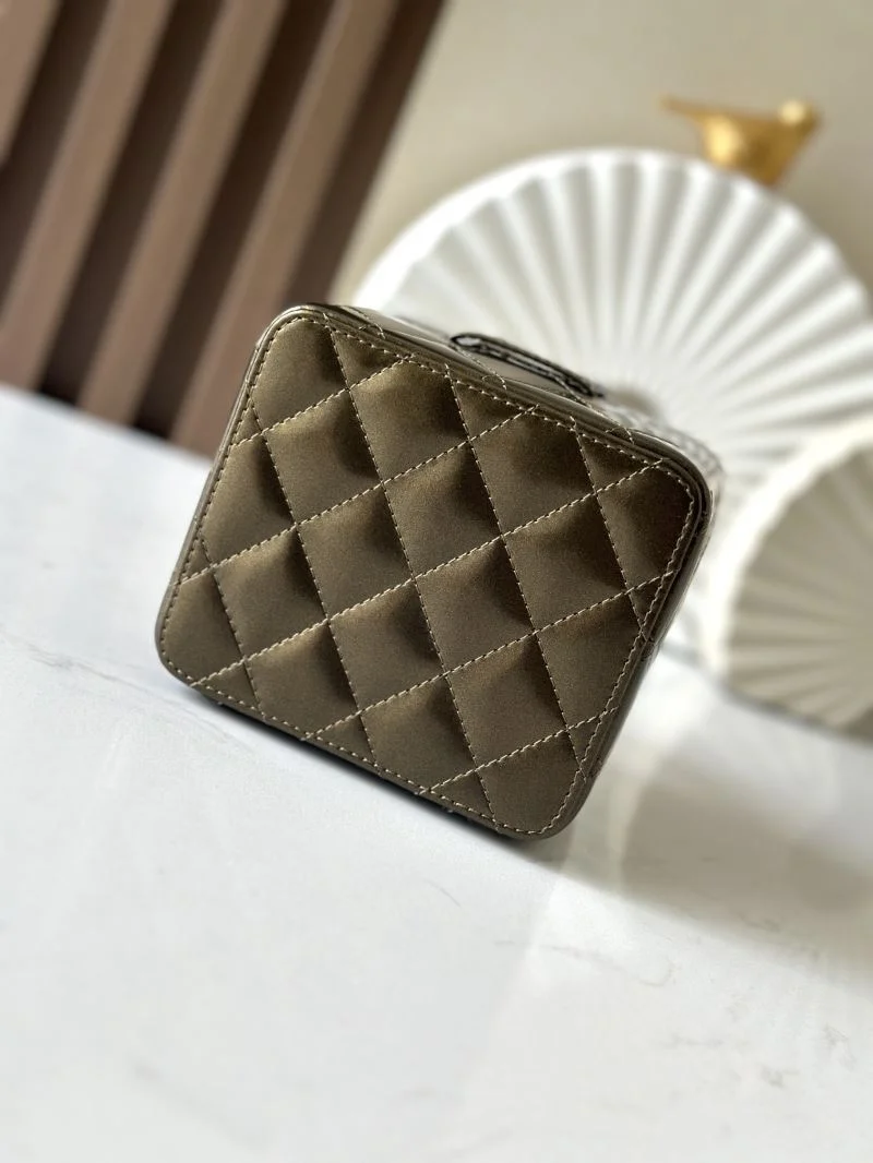 Supportive Chanel Cosmetic Bags 53438