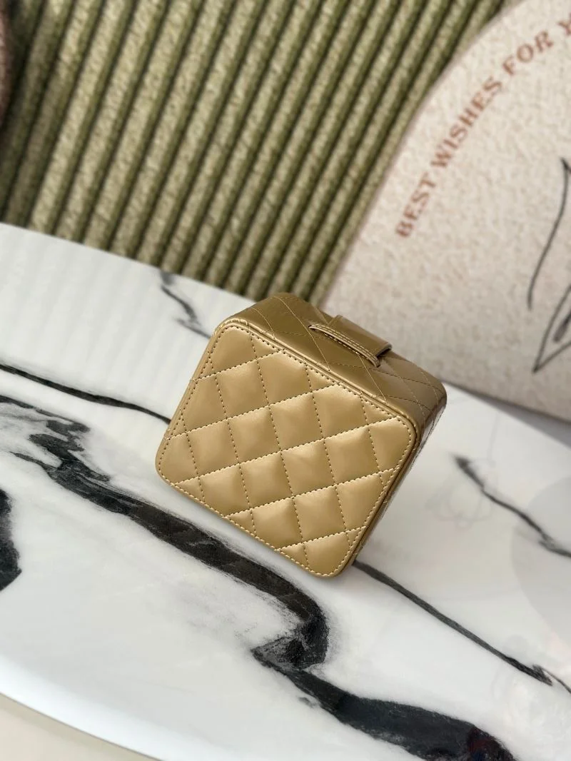 Minimalist Chanel Cosmetic Bags 53276