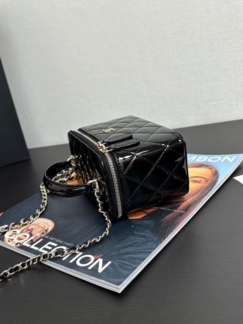 Bold Chanel Cosmetic Bags 55109