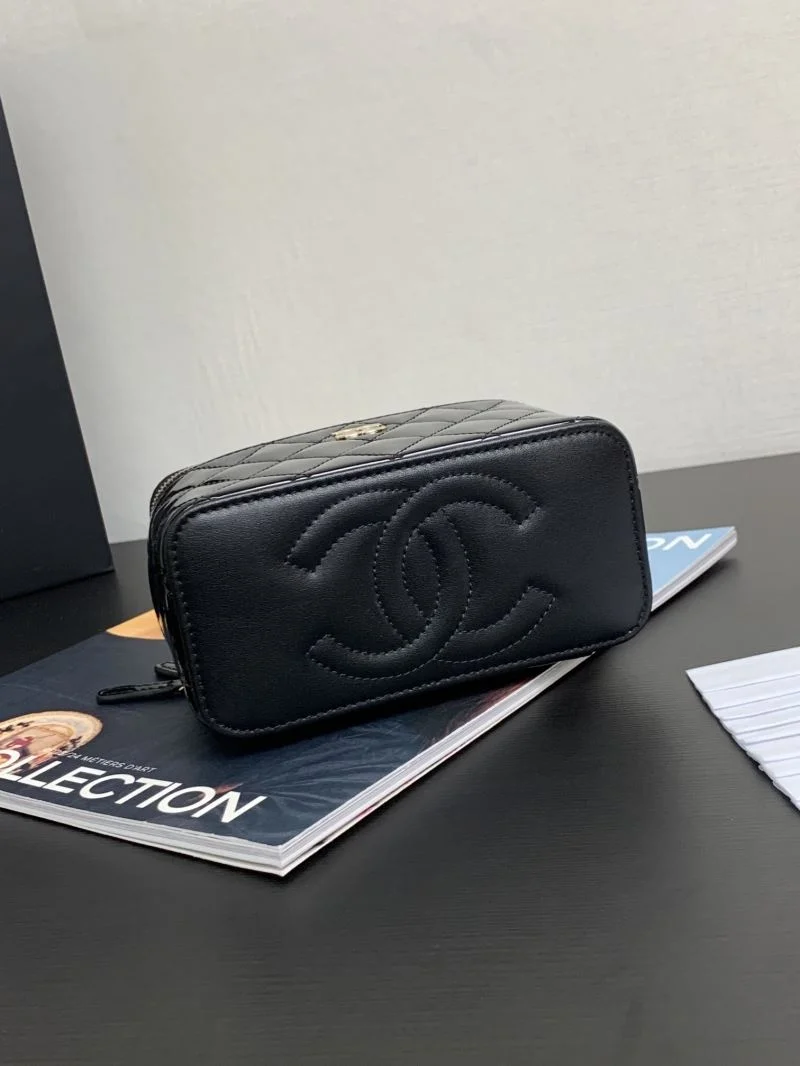 Bold Chanel Cosmetic Bags 55109
