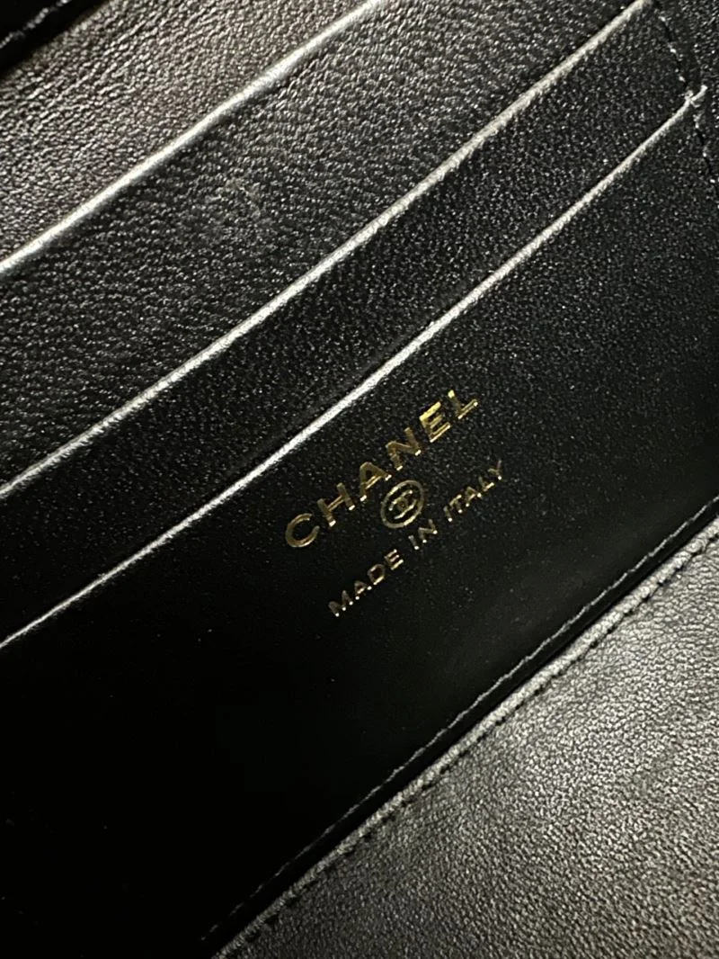 Bold Chanel Cosmetic Bags 55109