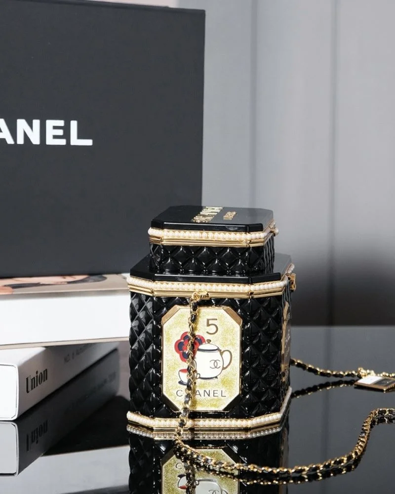 Chanel Cosmetic Bags Snug 55092