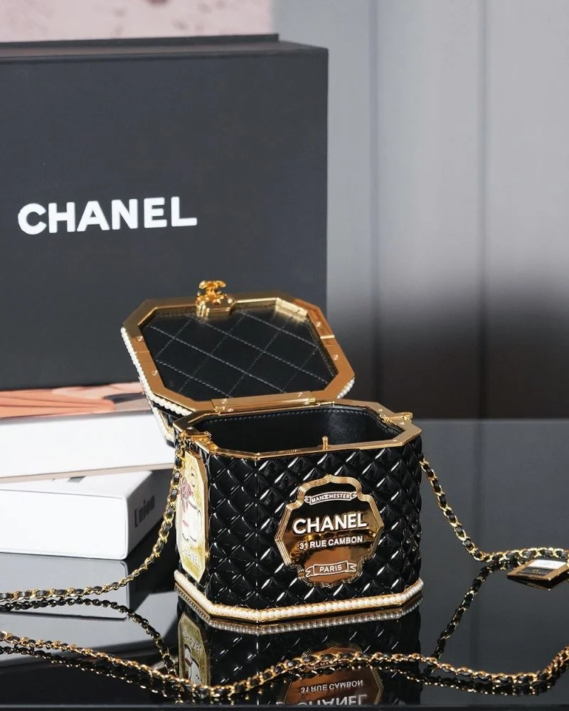 Chanel Cosmetic Bags Snug 55092