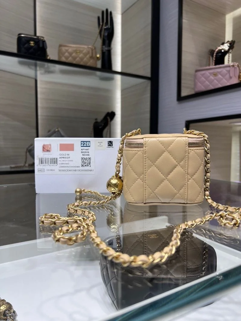 Elegant Chanel Cosmetic Bags 55027