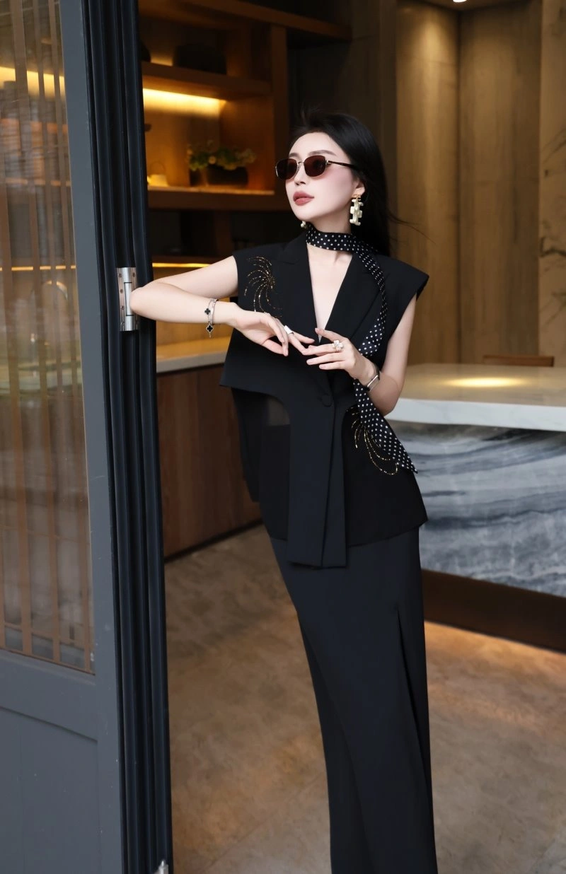 EyeCatching Chanel Dress Suits 109013