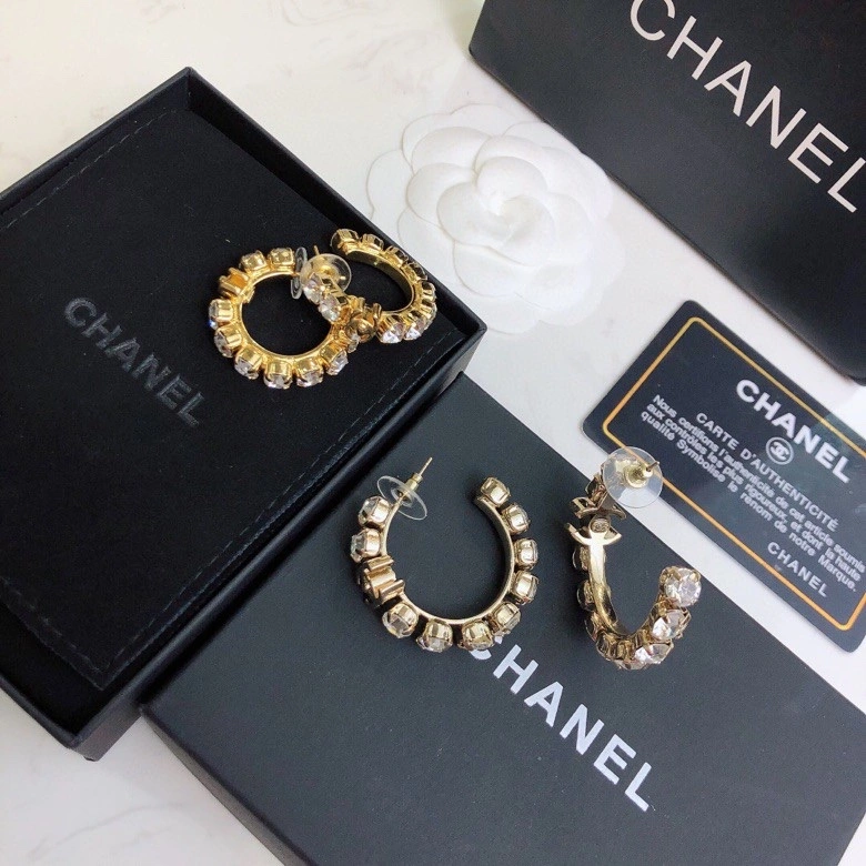 EyeCatching Chanel Earrings 231341