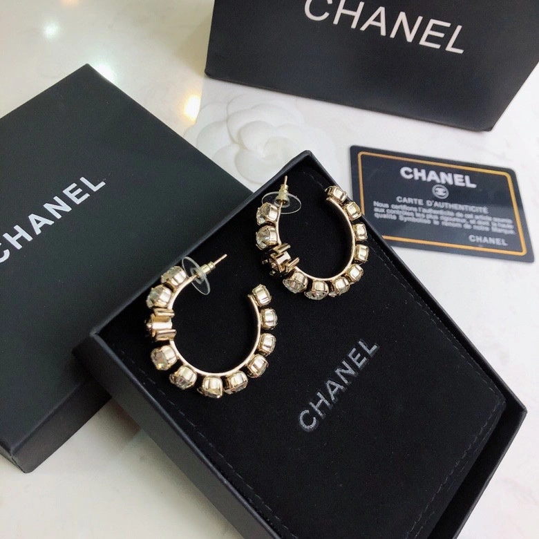 EyeCatching Chanel Earrings 231341