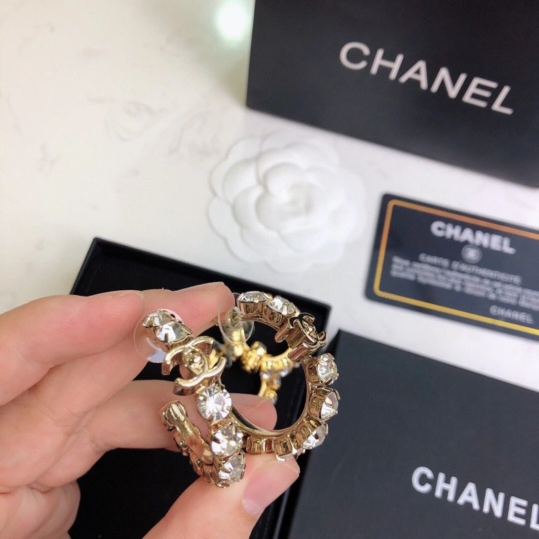 EyeCatching Chanel Earrings 231341