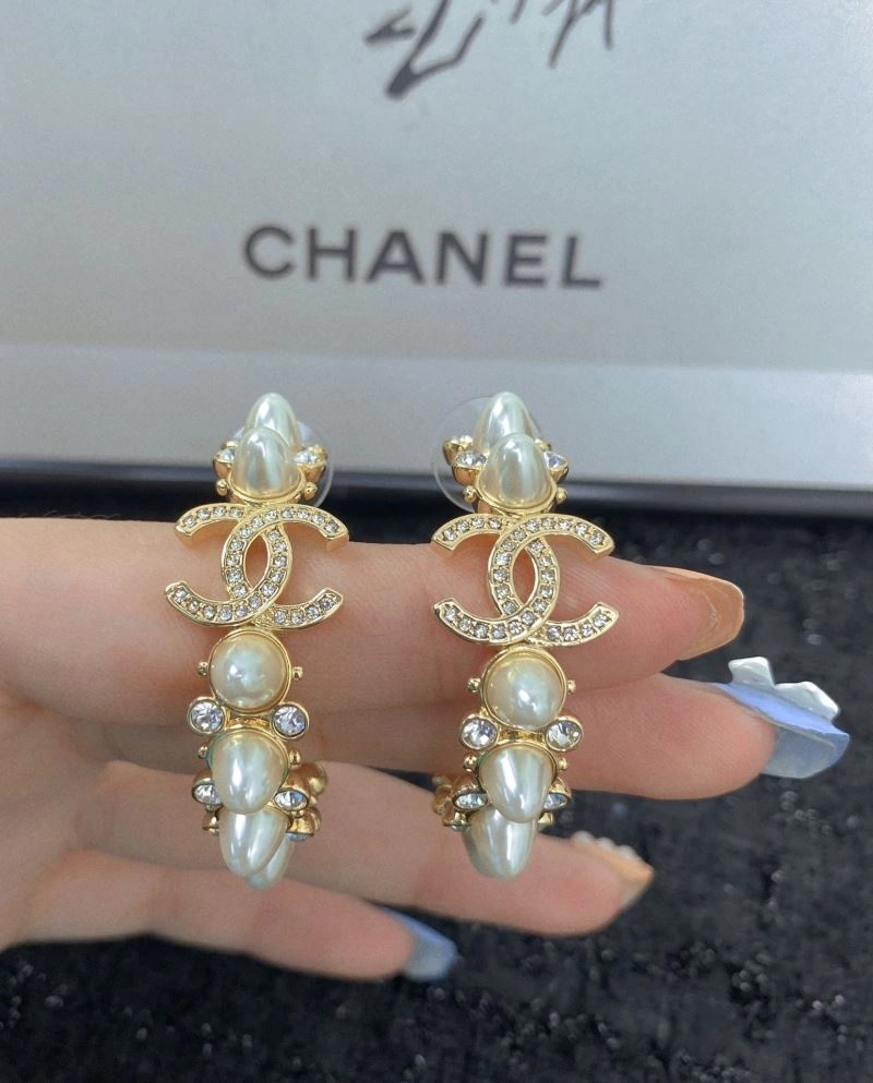 EyeCatching Chanel Earrings 231189