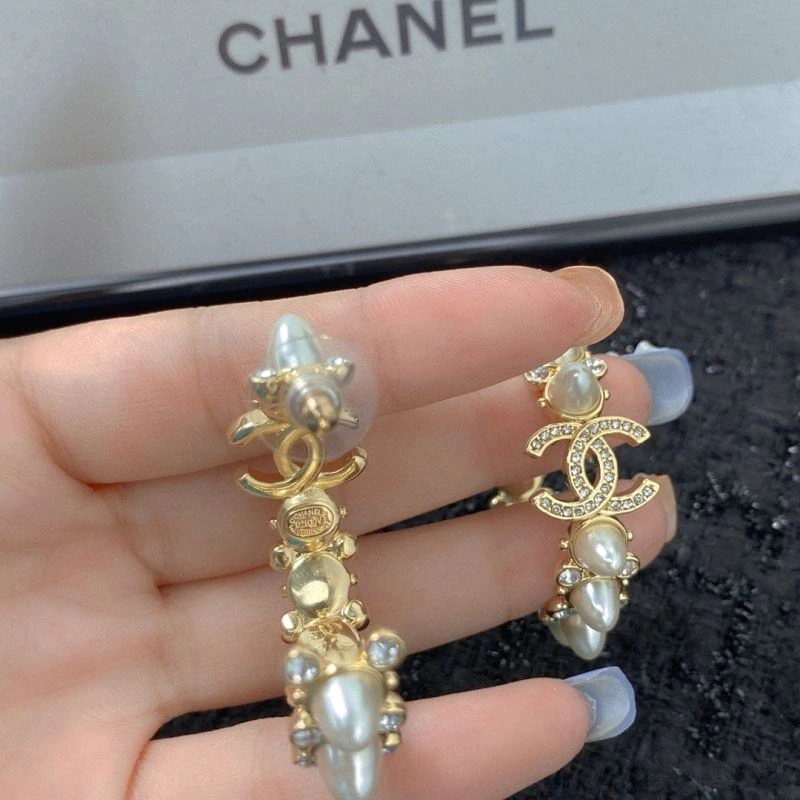 EyeCatching Chanel Earrings 231189