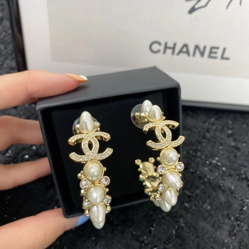 EyeCatching Chanel Earrings 231189