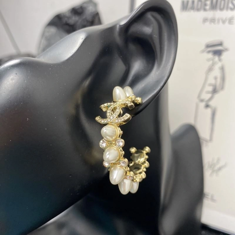 EyeCatching Chanel Earrings 231189