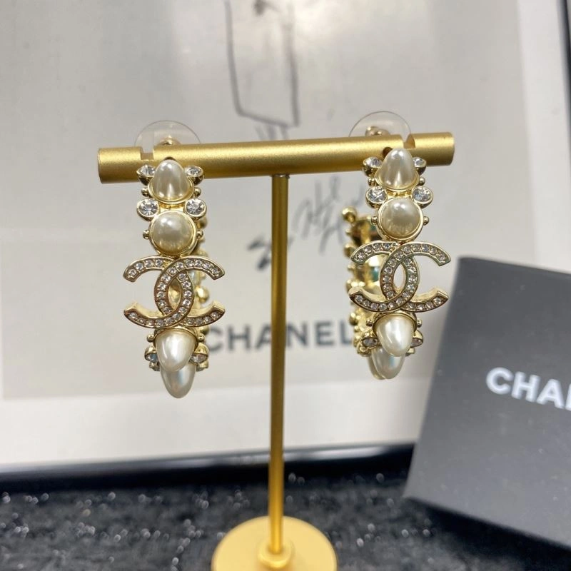 EyeCatching Chanel Earrings 231189
