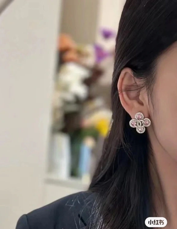 Lightweight Chanel Earrings 231177
