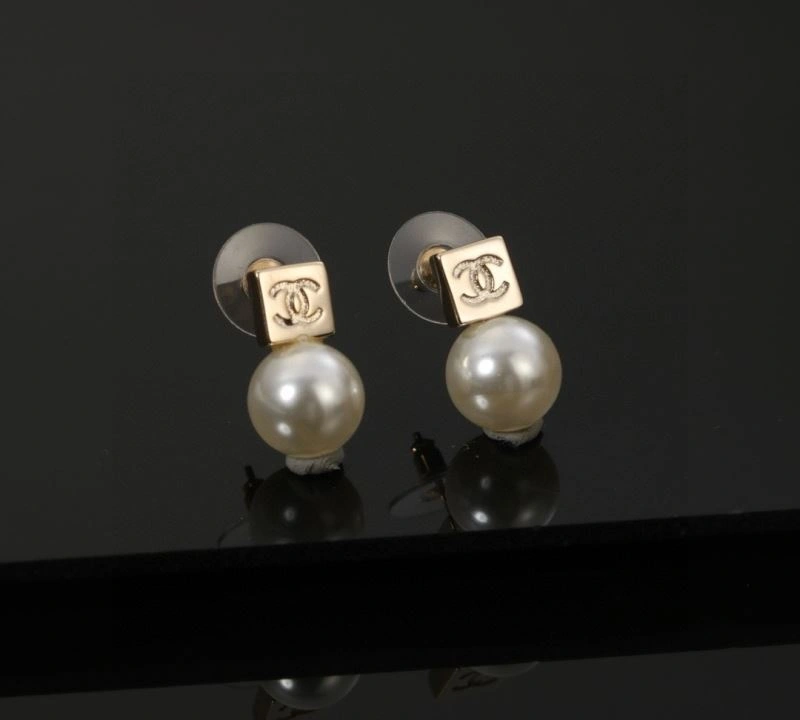 Chanel Earrings Supportive 231212