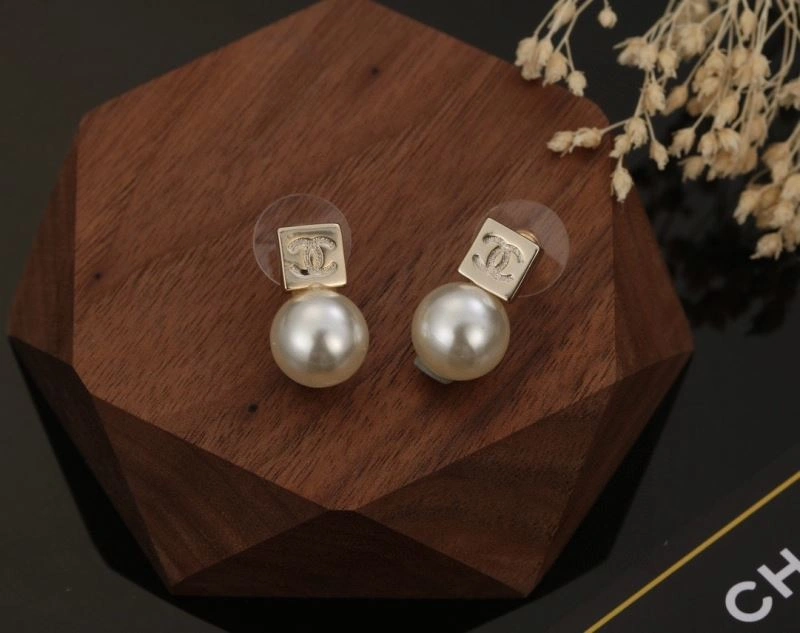 Chanel Earrings Supportive 231212