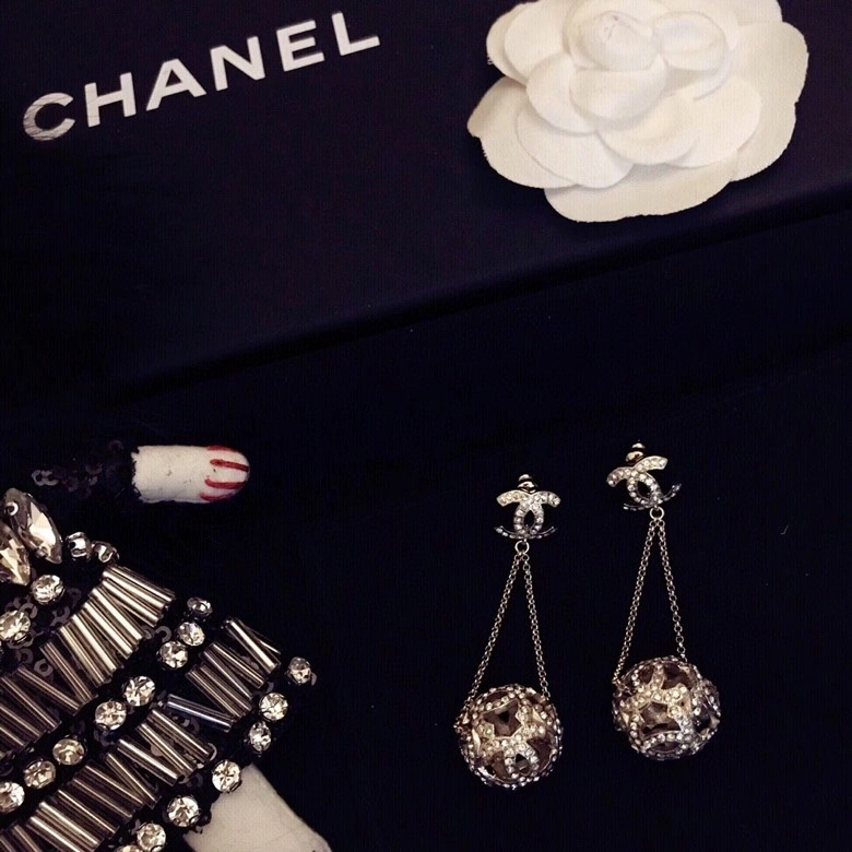 Chanel Earrings Snug 231190